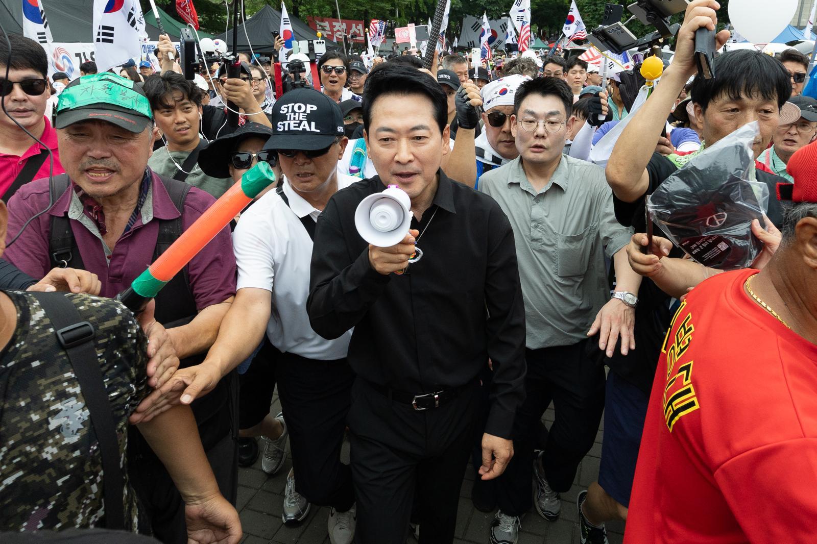 黨중진 “언제까지 봐야하나”… 당권파 “실명으로 비판하라”