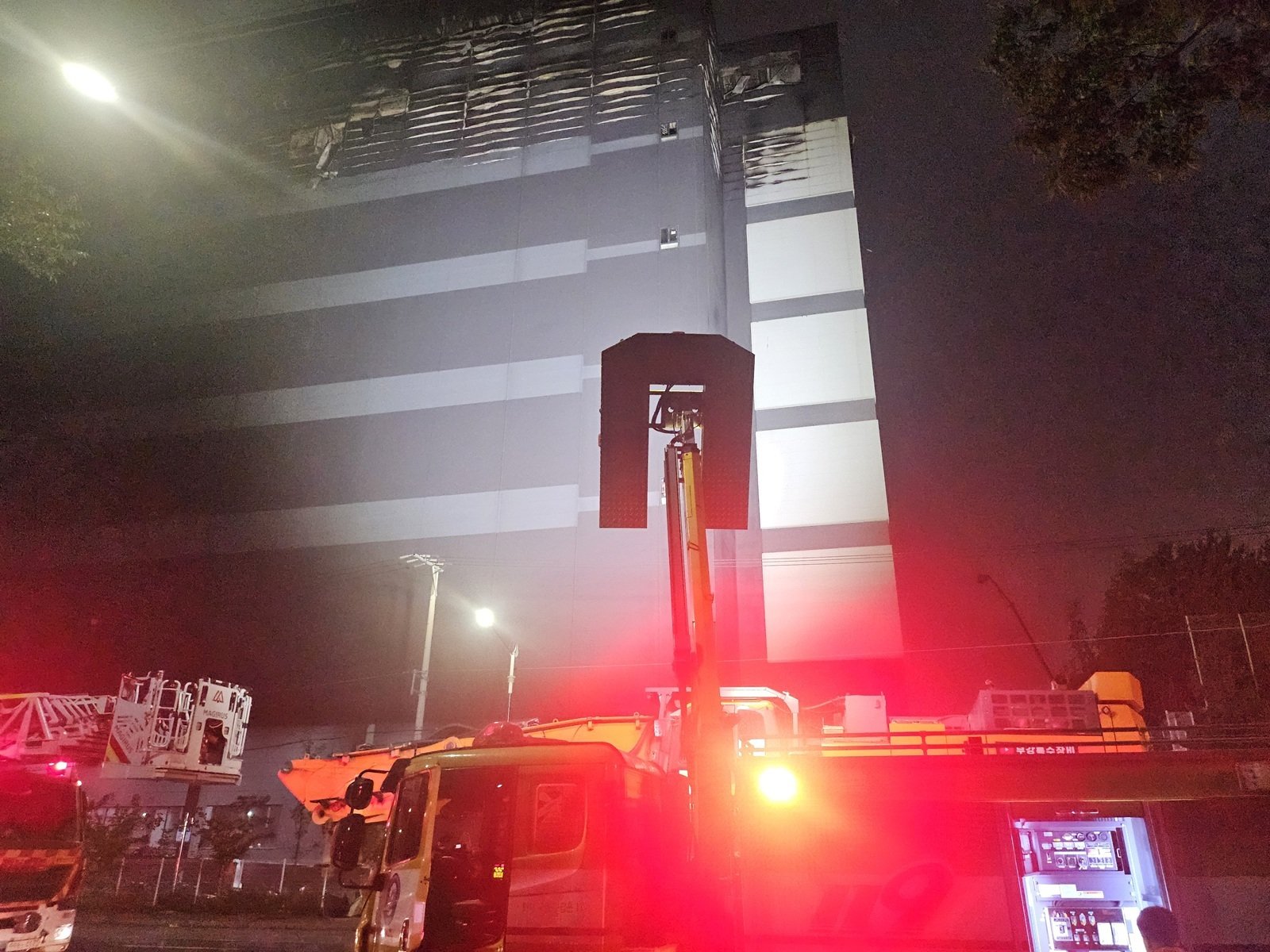 인천소방본부는 지난 18일 오전 6시 54분쯤 서해구 석남동 쿠팡 32물류센터에서 난 큰불이 20일 오후 8시 초진됐다고 밝혔다. 사진은 초진 뒤 오후 10시쯤 진화 작업이 게속되고 있는 모습. 인천소방본부 제공