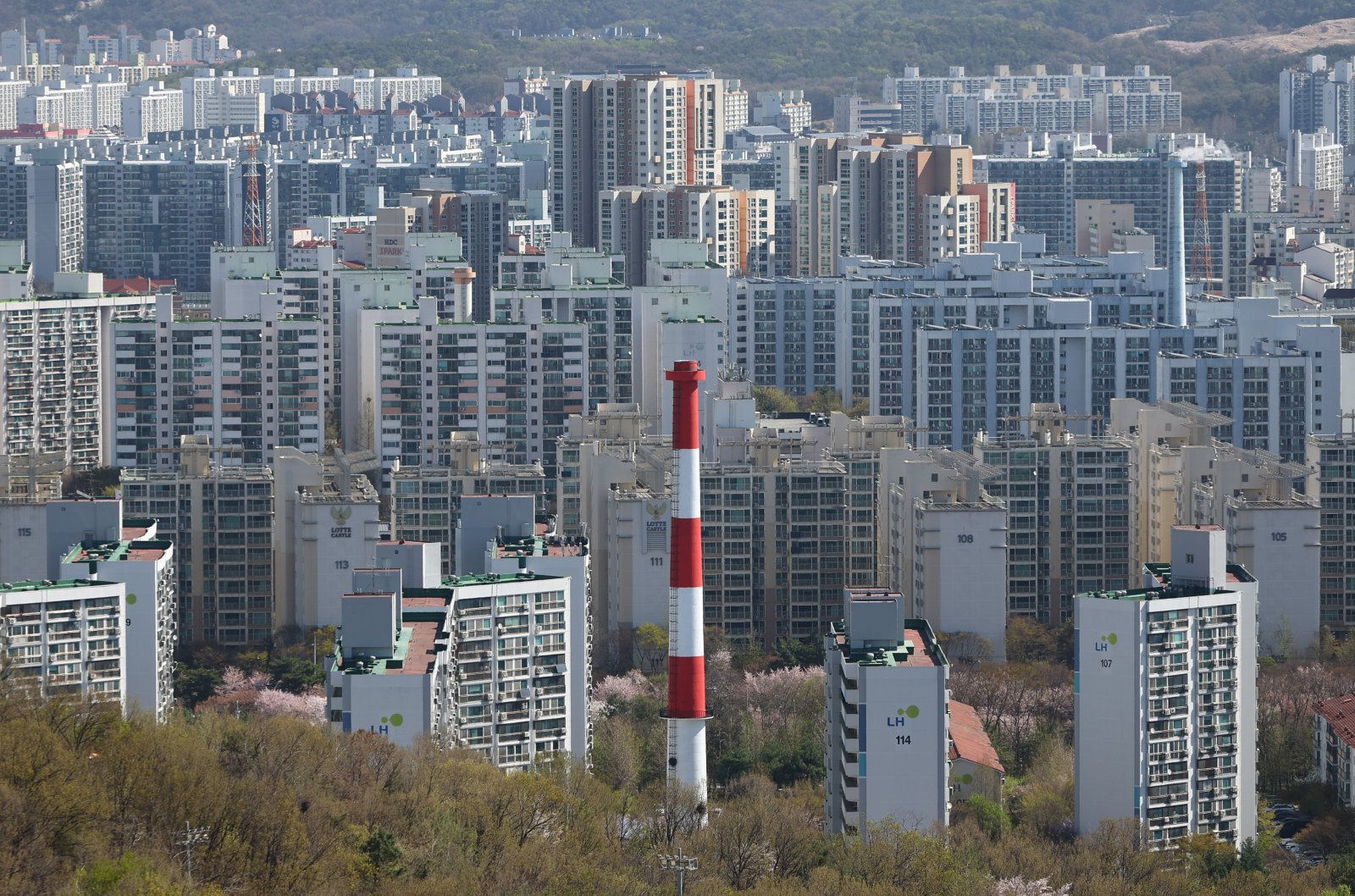 7일 서울 강북구 북서울 꿈의 숲 전망대에서  노원구 일대 아파트 단지가 보이고 있다.  한국부동산원이 발표한 3월 다섯째 주(30일 기준) 주간 아파트 가격동향에 따르면 서울 강서구(0.27%), 성북구(0.27%), 관악구(0.26%), 노원구(0.24%), 구로구(0.24%) 등 중저가 단지가 많은 외곽지역에서 0.2%대 상승률을 기록하며 서울 집값 상승을 견인했다. 전세 매물 부족으로 전셋값이 지속적으로 오르면서 세입자들의 주거비 부담이 커진 데다, 다주택자 매물이 나오며 기존 호가보다 낮은 급매물이 등장하자 내 집 마련에 나선 실수요자들이 서울 외곽지역으로 몰리며 집값 상승 압력을 키우고 있다는 분석이다. 2026.04.07 뉴시스