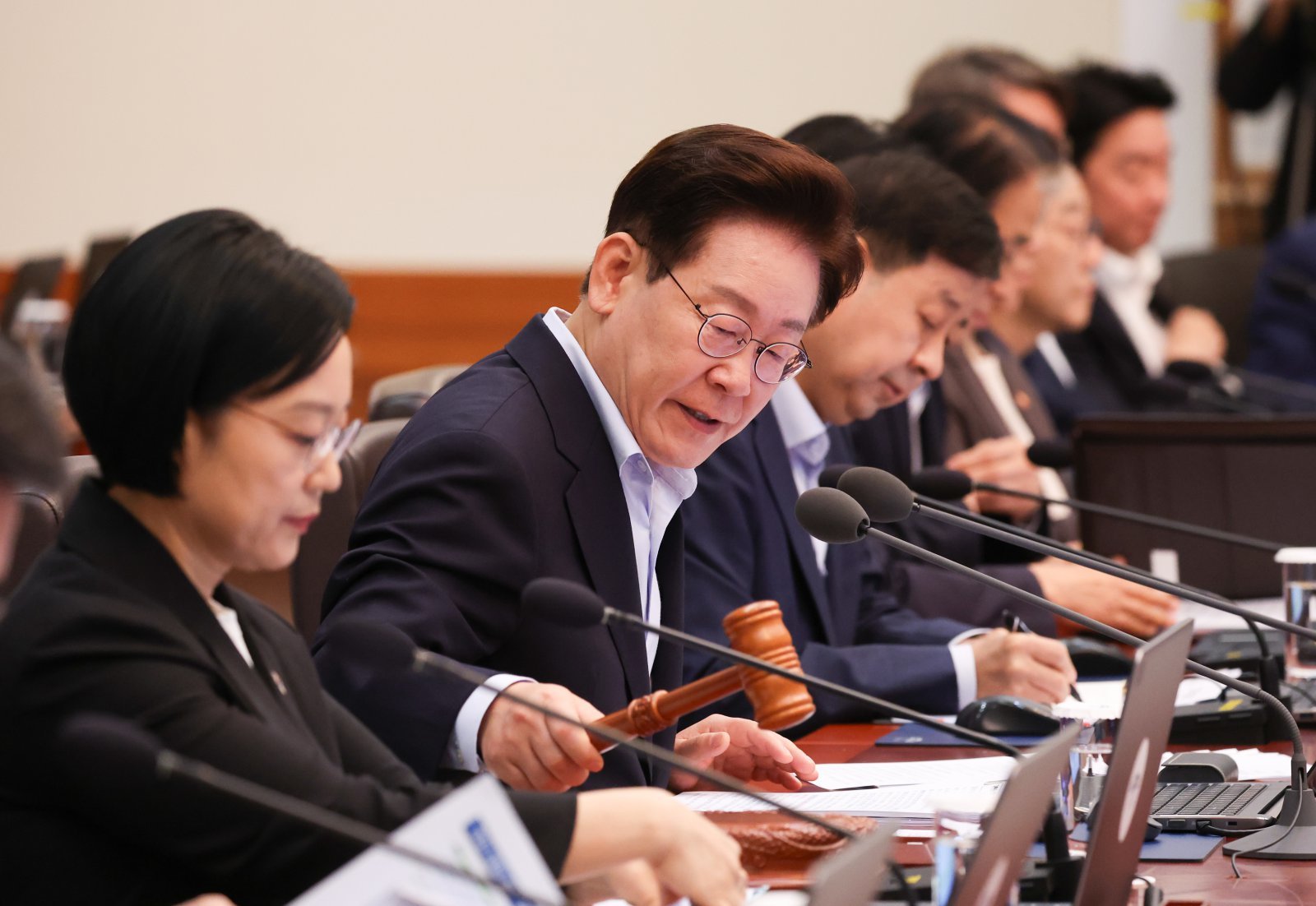 이재명 대통령이 21일 청와대에서 열린 국무회의에서 의사봉을 두드리고 있다. 2026.7.21/뉴스1