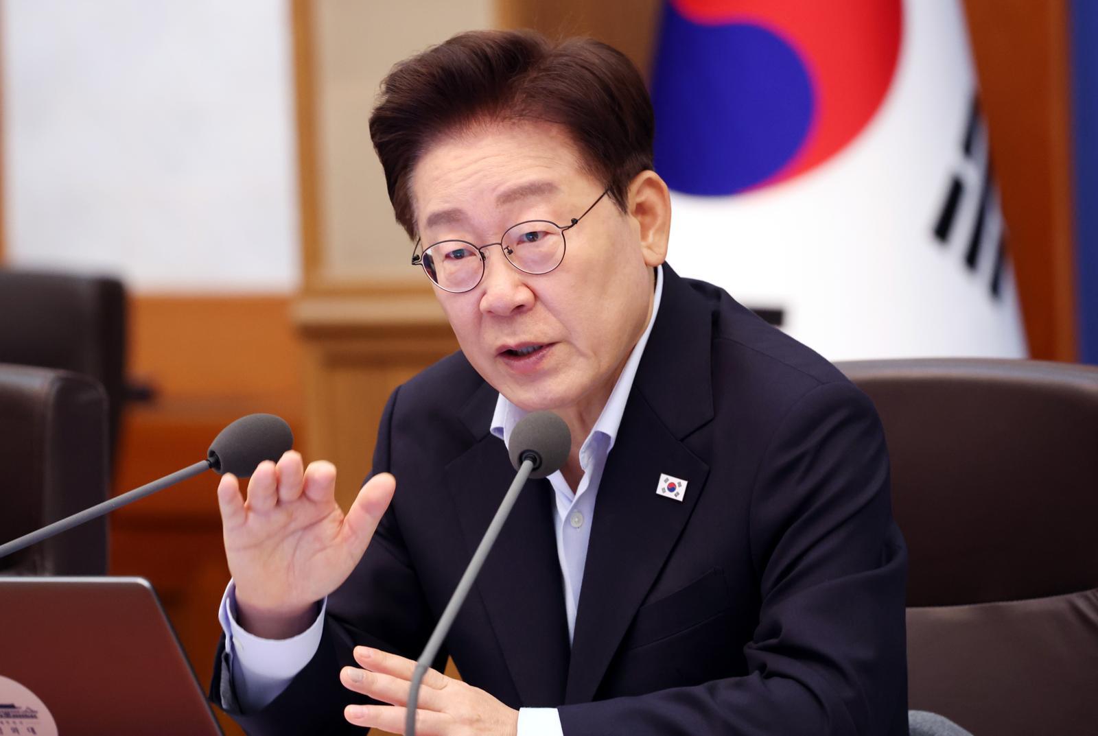 President Lee Criticizes Ministries for Lawsuits Over Information Disclosure