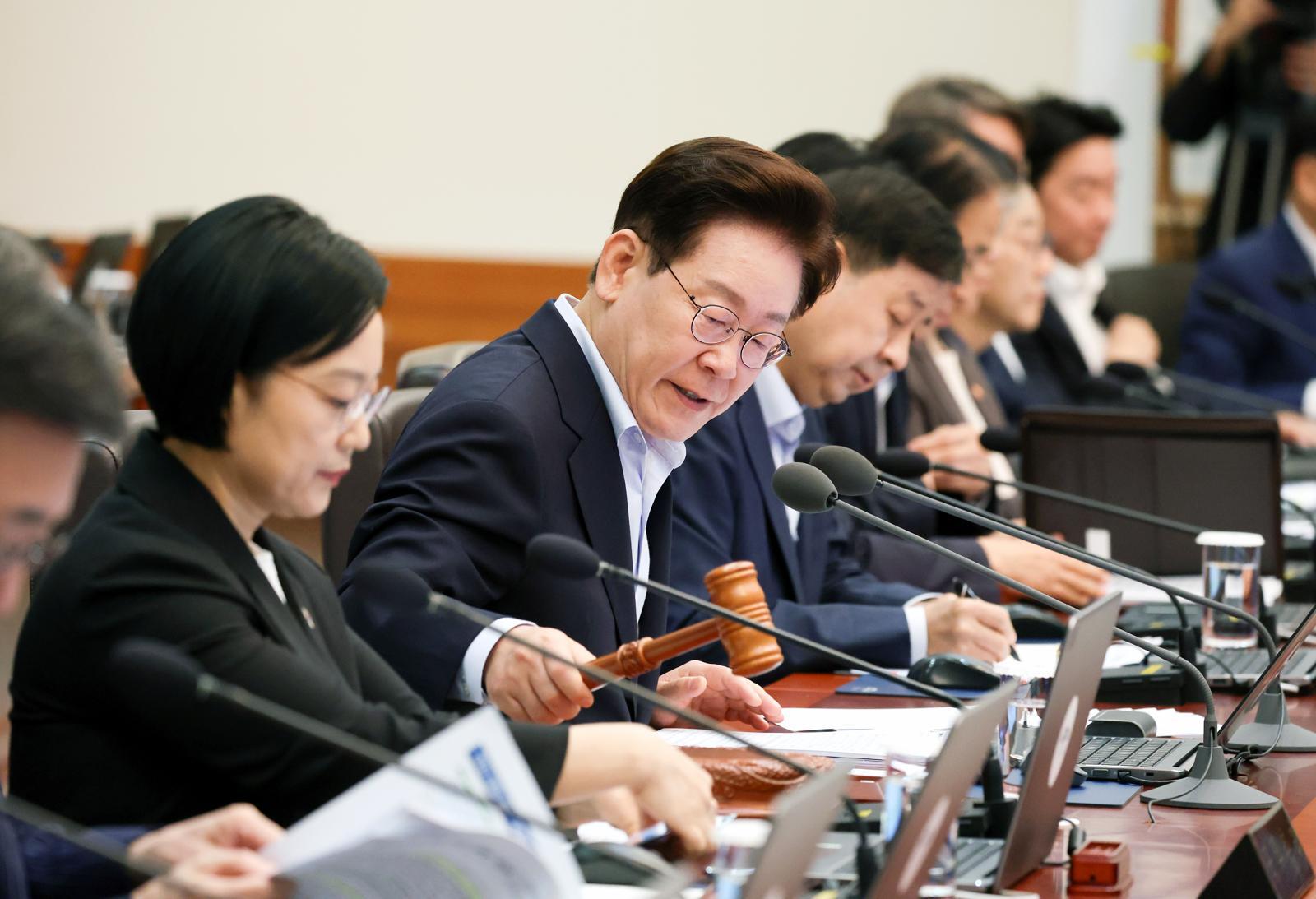 이재명 대통령이 21일 청와대에서 열린 국무회의에서 의사봉을 두드리며 개회를 선언하고 있다. 뉴시스