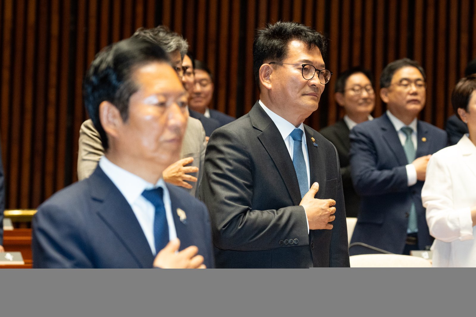 송영길 더불어민주당 의원을 비롯한 의원들이 5일 서울 여의도 국회에서 열린 의원총회에서 국민의례를 하고 있다. 왼쪽은 정청래 대표. 2026.6.5. 뉴스1