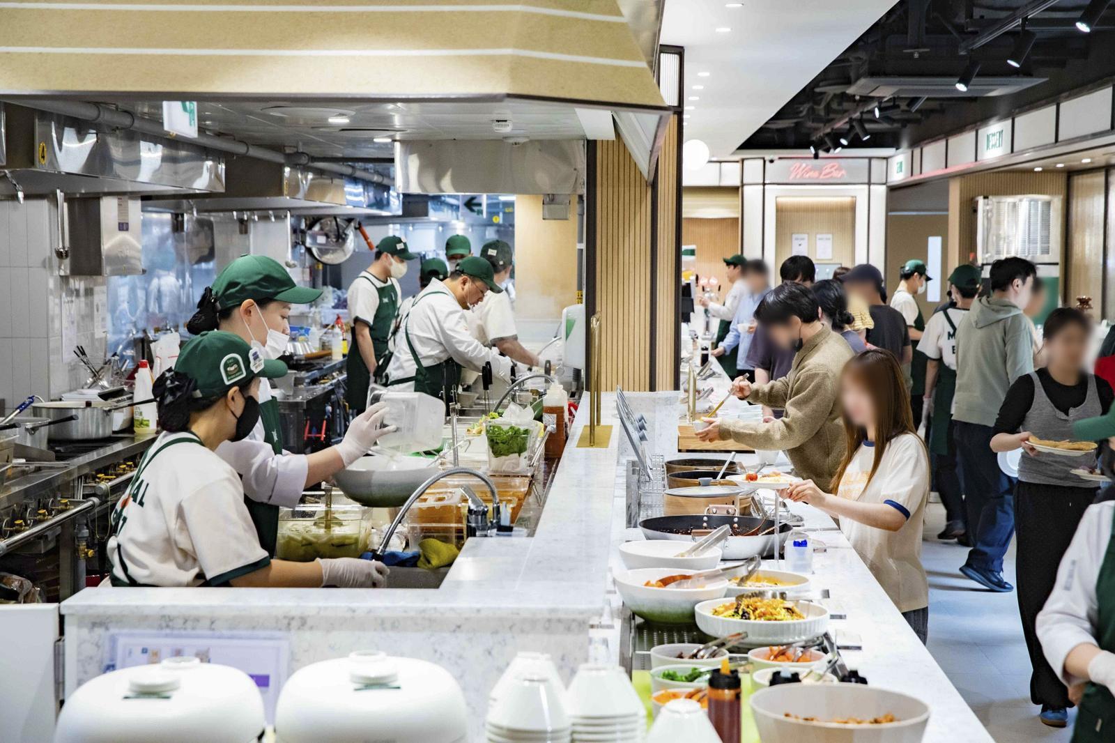 고물가에 가성비 뷔페 뜬다… 아워홈 ‘테이크’ 누적 방문객 6만 명 돌파