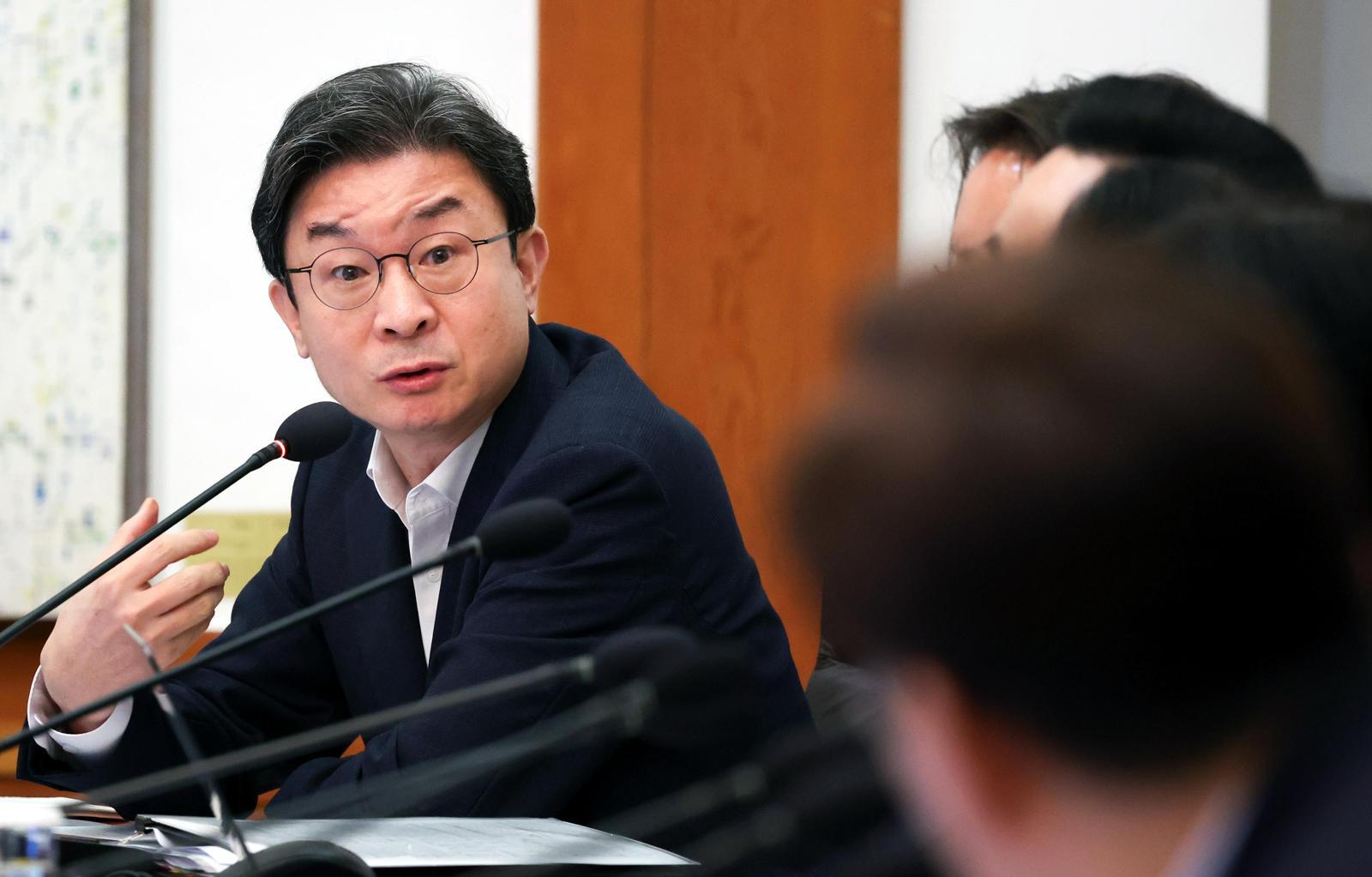 이억원 금융위원장이 21일 청와대에서 열린 국무회의에서 이재명 대통령의 질문에 답변하고 있다.(청와대통신사진기자단) 2026.07.21. 뉴시스