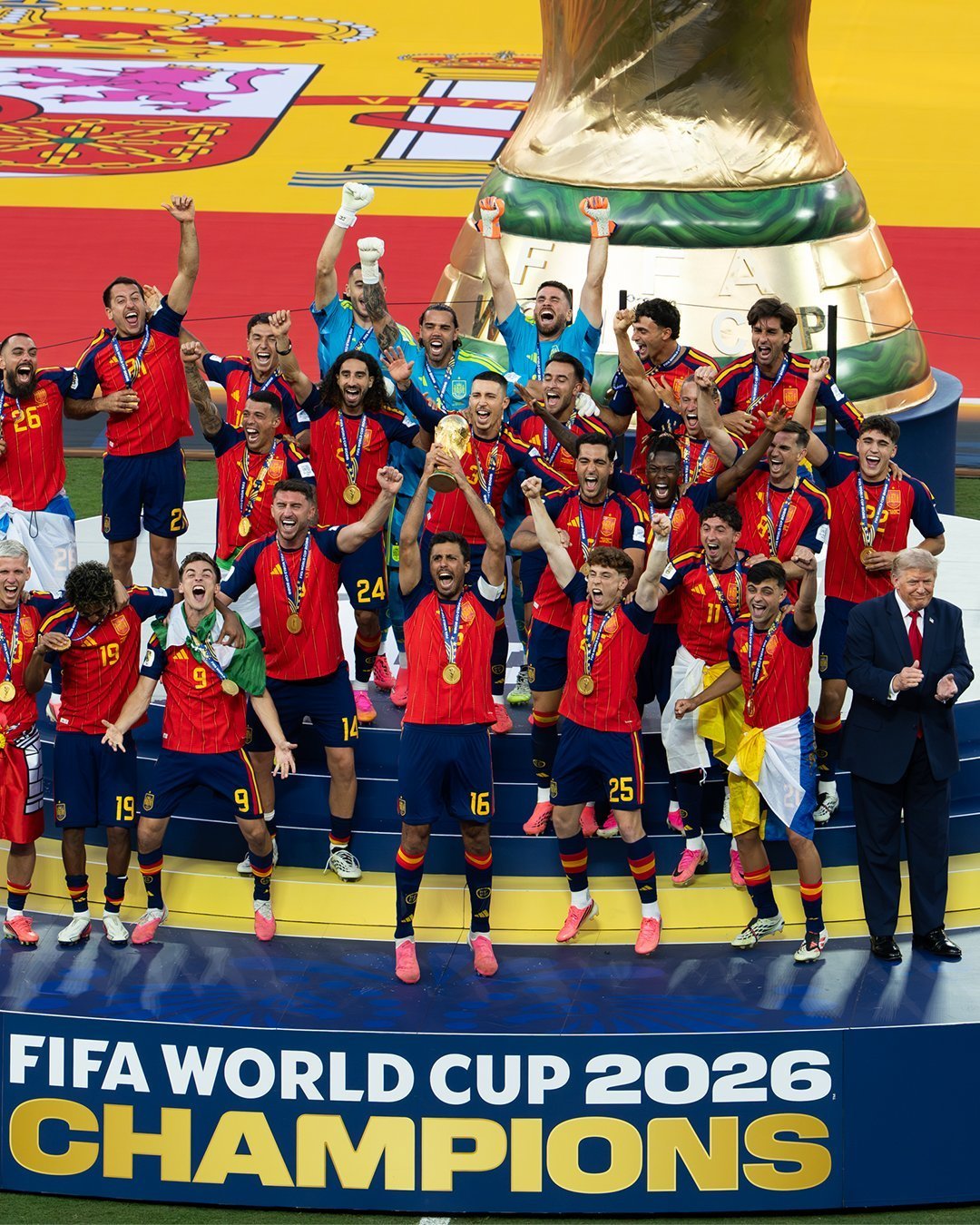 19일(현지시간) 미국 뉴저지 스타디움에서 열린 2026 FIFA 월드컵 결승전 스페인과 아르헨티나의 경기를 마치고 우승을 차지한 스페인 선수들 세레모니 옆으로 도널드 트럼프 미국 대통령이 자리하고 있다. (출처=백악관 엑스(X) 계정)