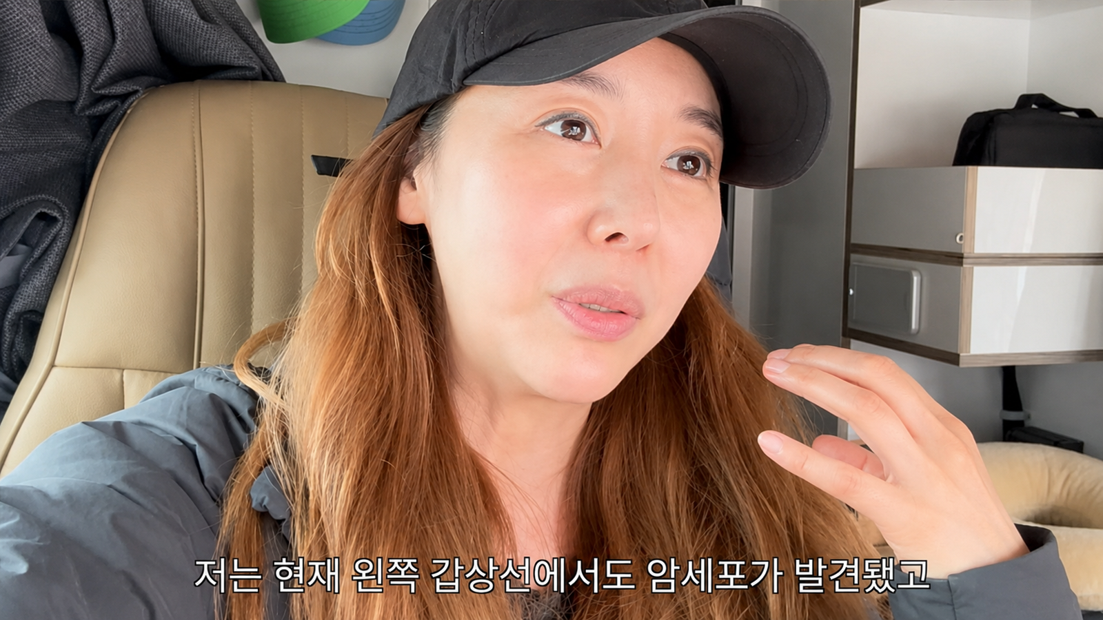 배우 민지영이 갑상선암 수술 5년 차에도 왼쪽 갑상선에서 발견된 암세포를 관찰 중이라고 밝혔다. 유튜브 ‘민지영TV’ 화면