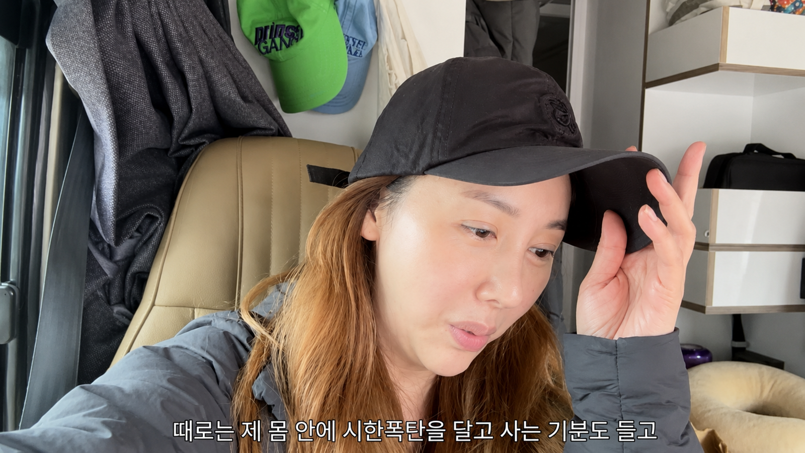 배우 민지영이 갑상선암 수술 5년 차에도 왼쪽 갑상선에서 발견된 암세포를 관찰 중이라고 밝혔다. 유튜브 ‘민지영TV’ 화면