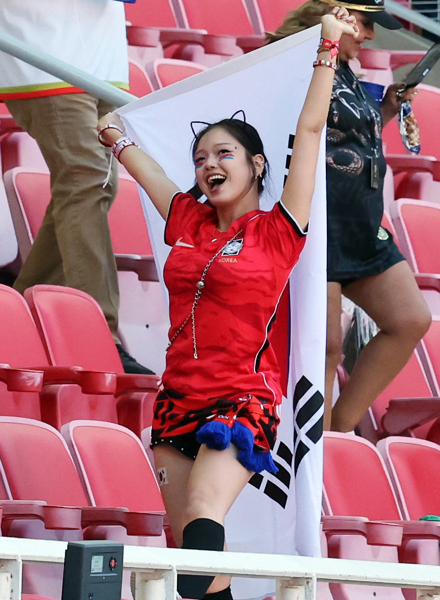 국제축구연맹(FIFA)의 공식 초청을 받은 유튜버 이노냥(본명 윤수진)이 18일(현지시간) 멕시코 과달라하라 스타디움에서 열린 2026 북중미 월드컵 A조 조별리그 2차전 대한민국과 멕시코의 경기장에서 태극기를 펼쳐 들고 있다. 뉴스1