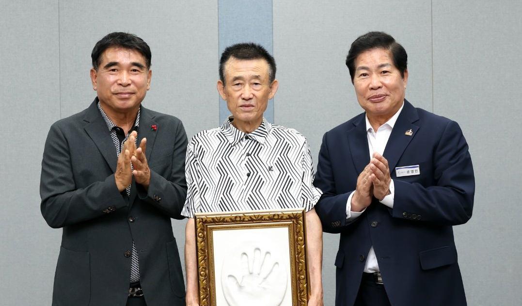 전남광주통합특별시 고흥군은 16일 군청 팔영산홀에서 명충만 씨(가운데)의 취약계층 후원금과 고흥군교육발전기금 등 총 3억 원 기부식을 개최했다. 고흥군 제공