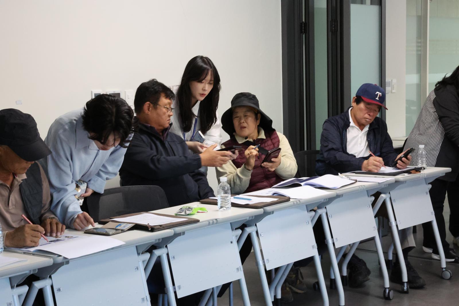 제주특별자치도 농업기술원이 농업인을 대상으로 영농 정보 앱 ‘제주DA앱’의 사용법을 교육하고 있다. 제주도 제공