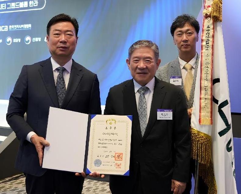 지난 6월 10일 열린 2026 엔지니어링의 날 기념식에서 도화엔지니어링이 대통령표창(단체표창)을 수상했다. 왼쪽부터 손영일 대표, 박승우 회장.