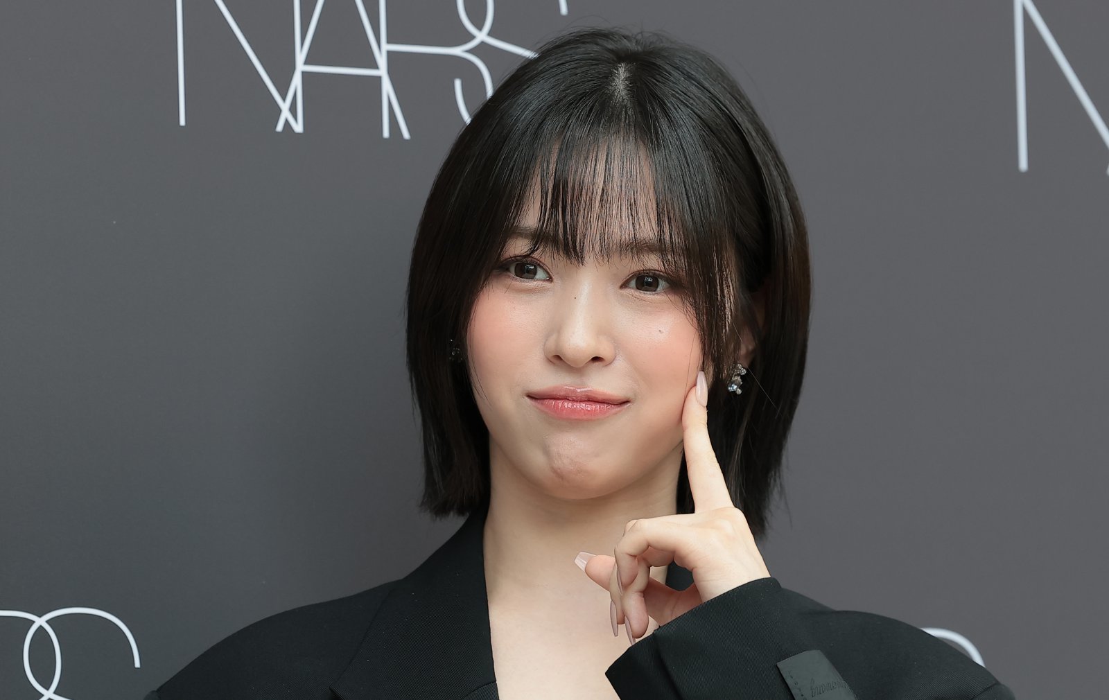있지 류진, 해외 공연서 바지 안에 손넣는 돌발행동…“점프슈트 올라가 아팠다”