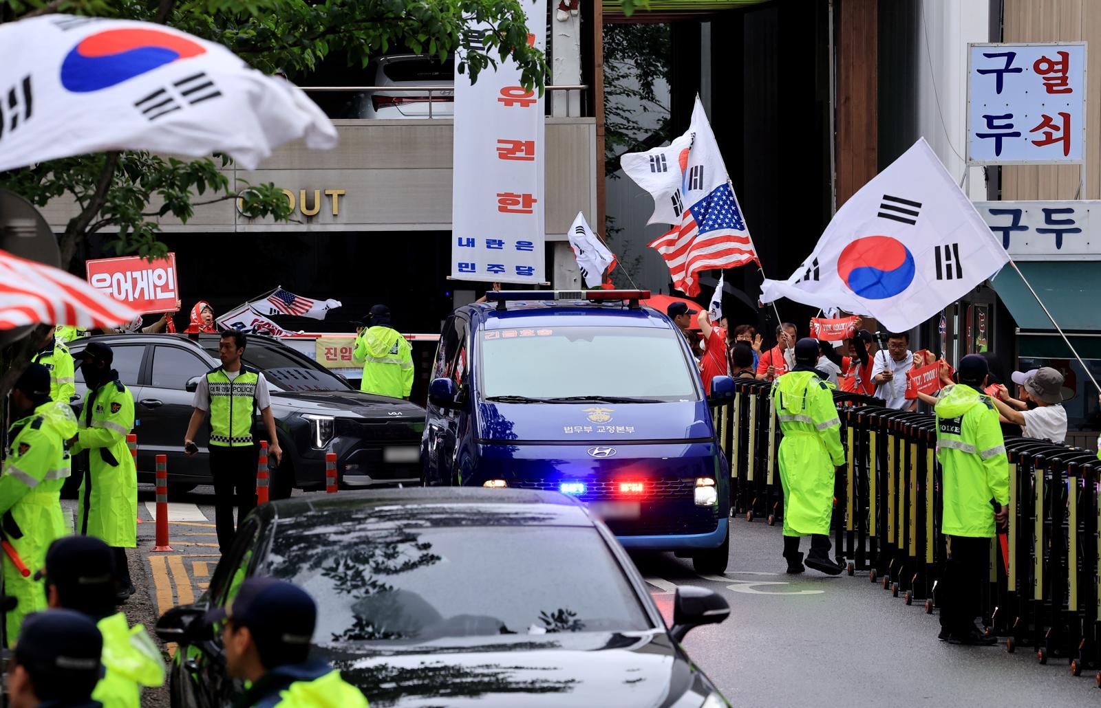 [속보]‘관저이전 의혹’ 김건희, 종합특검 첫 출석…호송차 타고 지하로