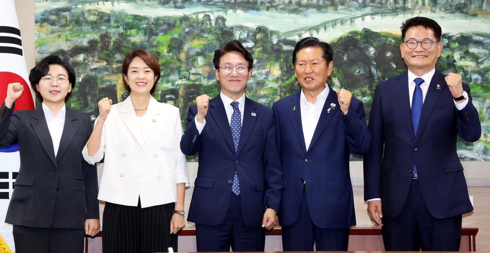 21일 오전 서울 중구 서울시의회에서 더불어민주당 당대표 후보자들이 시의회 의원들과 간담회를 하기 전 기념촬영을 하고 있다. 왼쪽부터 김보미, 고민정, 김민석, 정청래, 송영길 후보. 뉴시스