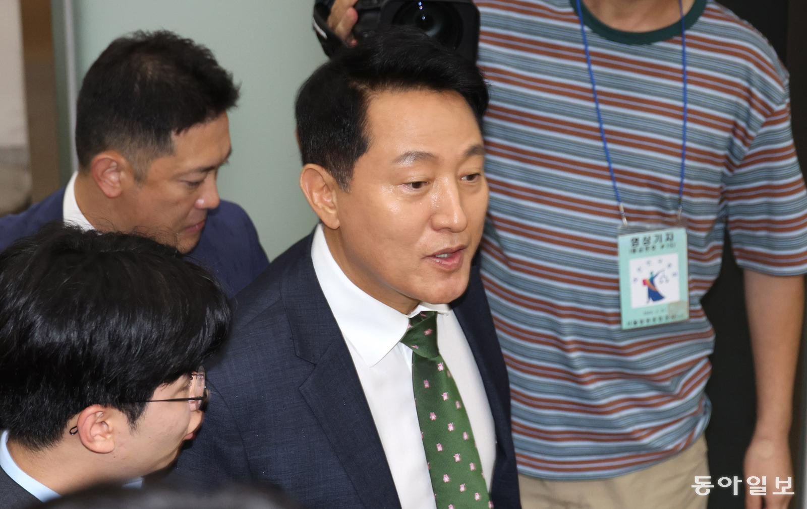 정치 브로커 명태균씨로부터 여론조사를 받고 후원자를 통해 비용을 대납하게 한 혐의로 기소된 오세훈 서울시장이 22일 오후 서울 서초구 서울중앙지법에서 열린 공판에 출석하고 있다.이한결 기자 always@donga.com