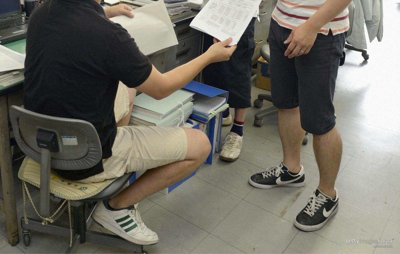 반바지 입고 출근하면 성희롱?…日 직장가 덮친 ‘다리털 논란’