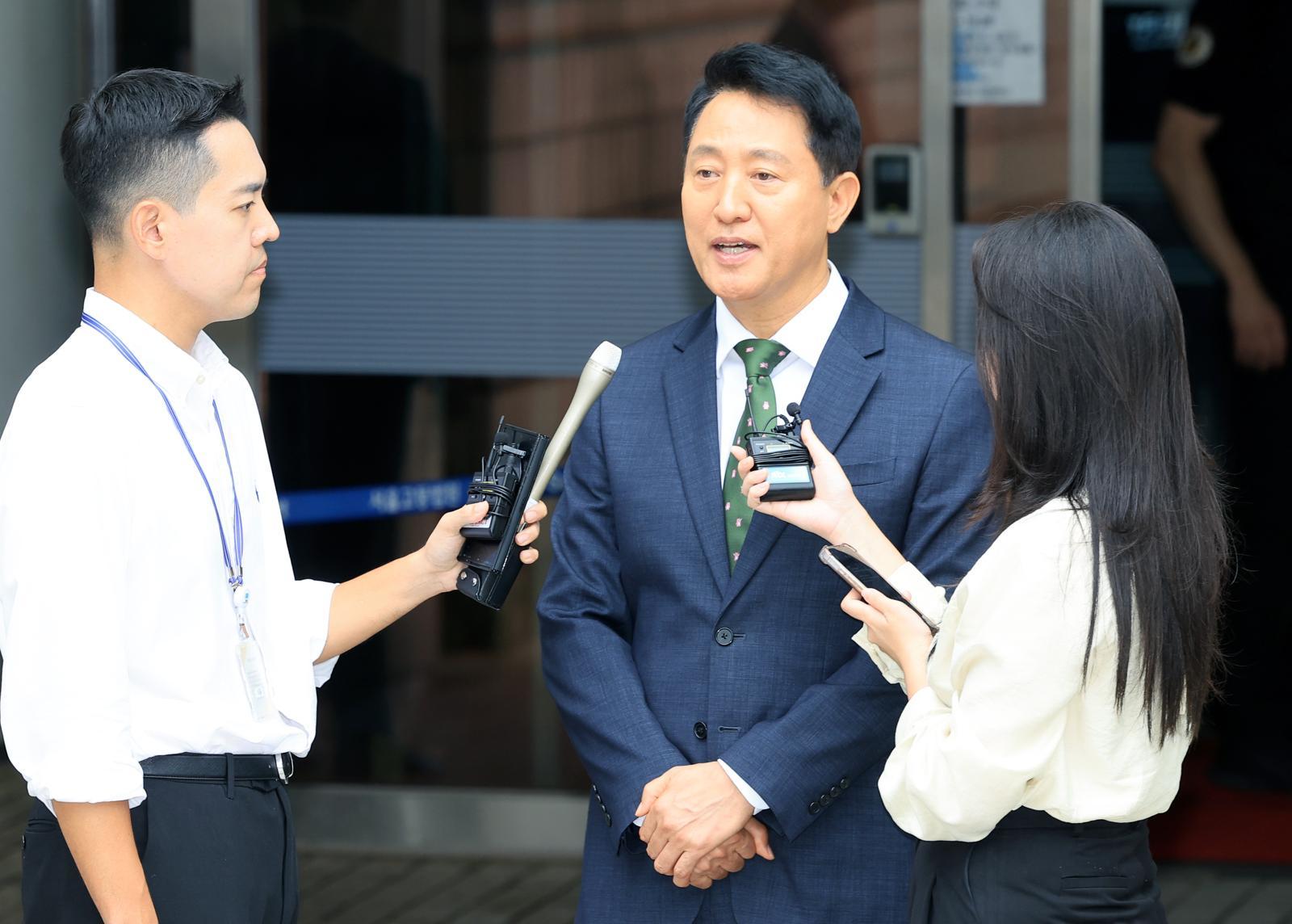 오세훈 서울시장이 22일 서울 서초구 서울중앙지방법원에서 열린 정치자금법위반 혐의 1심 선고를 마치고 취재진의 질문에 답하고 있다. 2026.7.22.뉴스1