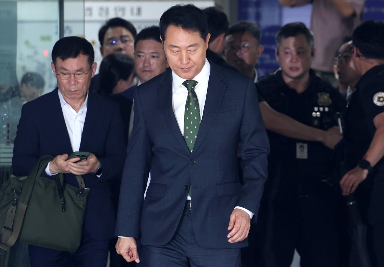 오세훈 서울시장이 22일 서울 서초구 서울중앙지방법원에서 열린 정치자금법 위반 혐의 1심 선고 공판을 마친 뒤 법원을 나서고 있다. 사진공동취재단