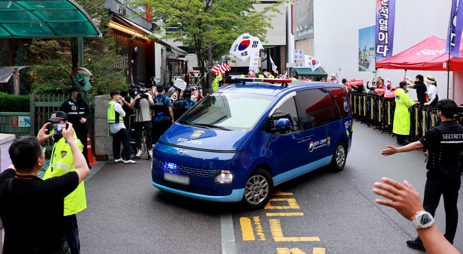 김건희 여사를 태운 호송차가 22일 경기 과천 2차 종합특검 사무실 지하주차장으로 들어서고 있다. 2차 종합특검팀(특별검사 권창영)은 이날 윤석열 전 대통령 관저 이전과 관련 특정범죄가중처벌법상 알선수재와 직권남용 혐의로 김 여사를 피의자 신분으로 소환했다. 2026.7.22 ⓒ 뉴스1