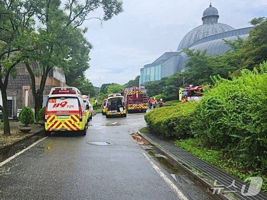 경기도자박물관 낙뢰 피해…소화가스 분사로 7명 병원행