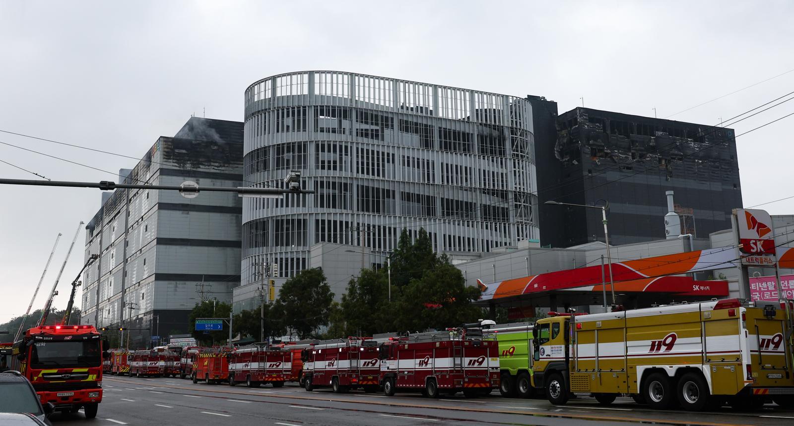 인천 서해구 석남동 쿠팡32물류센터 화재 닷새째인 22일 화재현장에서 잔불 진화작업이 이어지고 있다. 인천=뉴시스