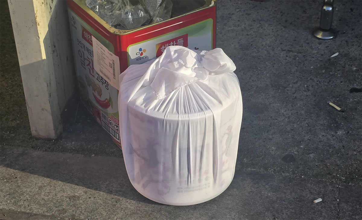 고인 얼굴 새겨진 유골함이 쓰레기통 옆에…무슨 일?