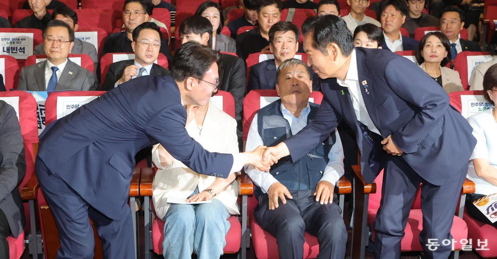 더불어민주당 당권 경쟁 중인 김민석 전 국무총리(왼쪽)와 정청래 전 대표가 22일 국회에서 열린 청년 행사에서 서로 허리 숙여 악수하고 있다. 장승윤 기자 tomato99@donga.com