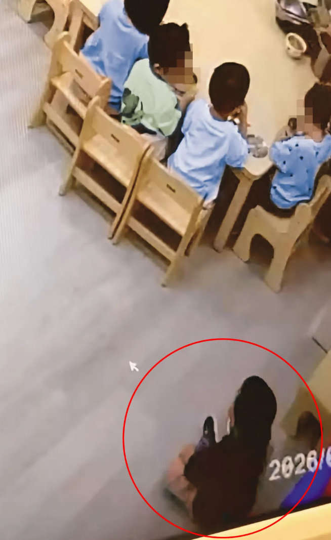 밥 안 주고 개처럼 기어 다니게…사립 유치원 학대 ‘발칵’