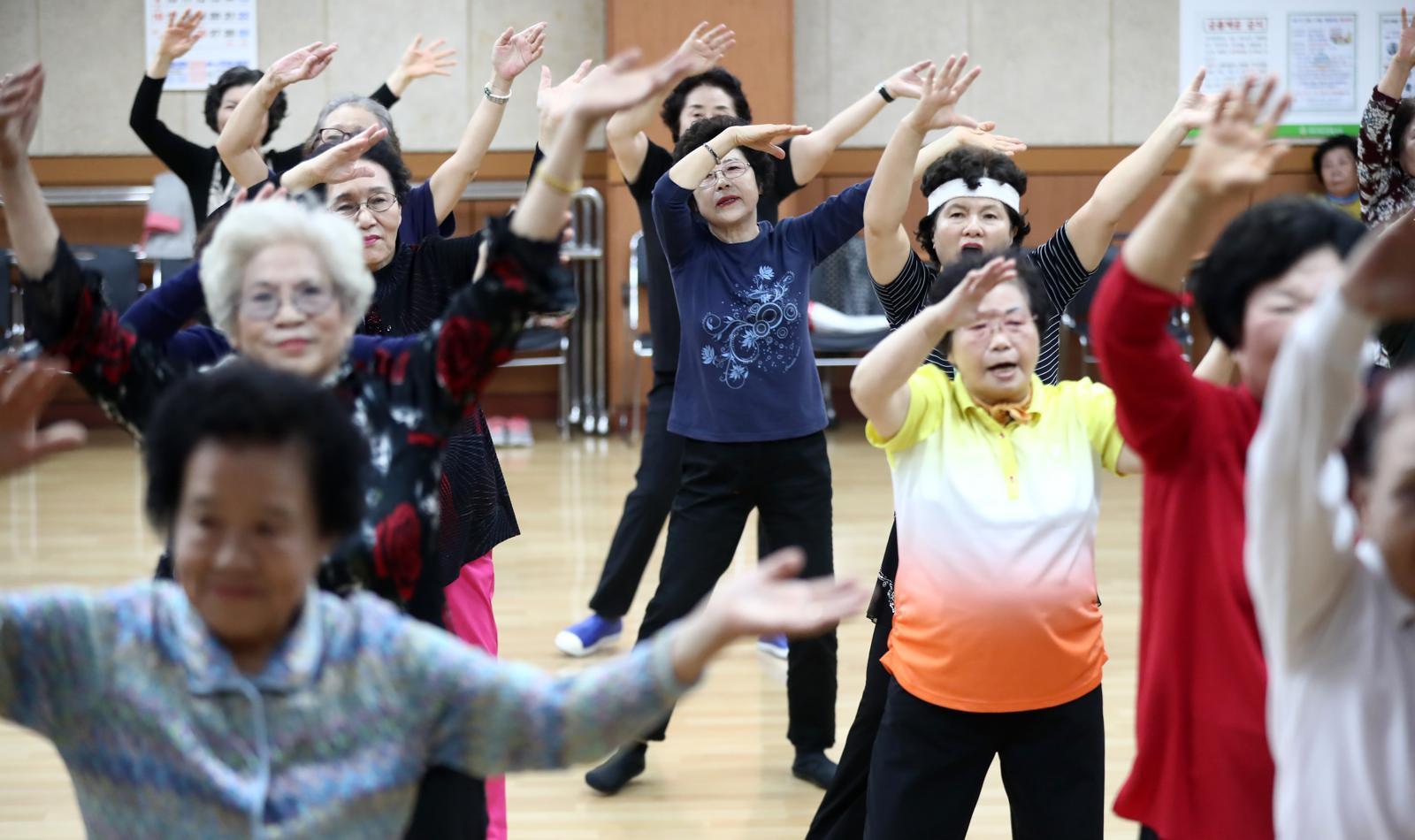 韓 기대수명 83.7세 역대최고…임상의사 수는 OECD 최하위권