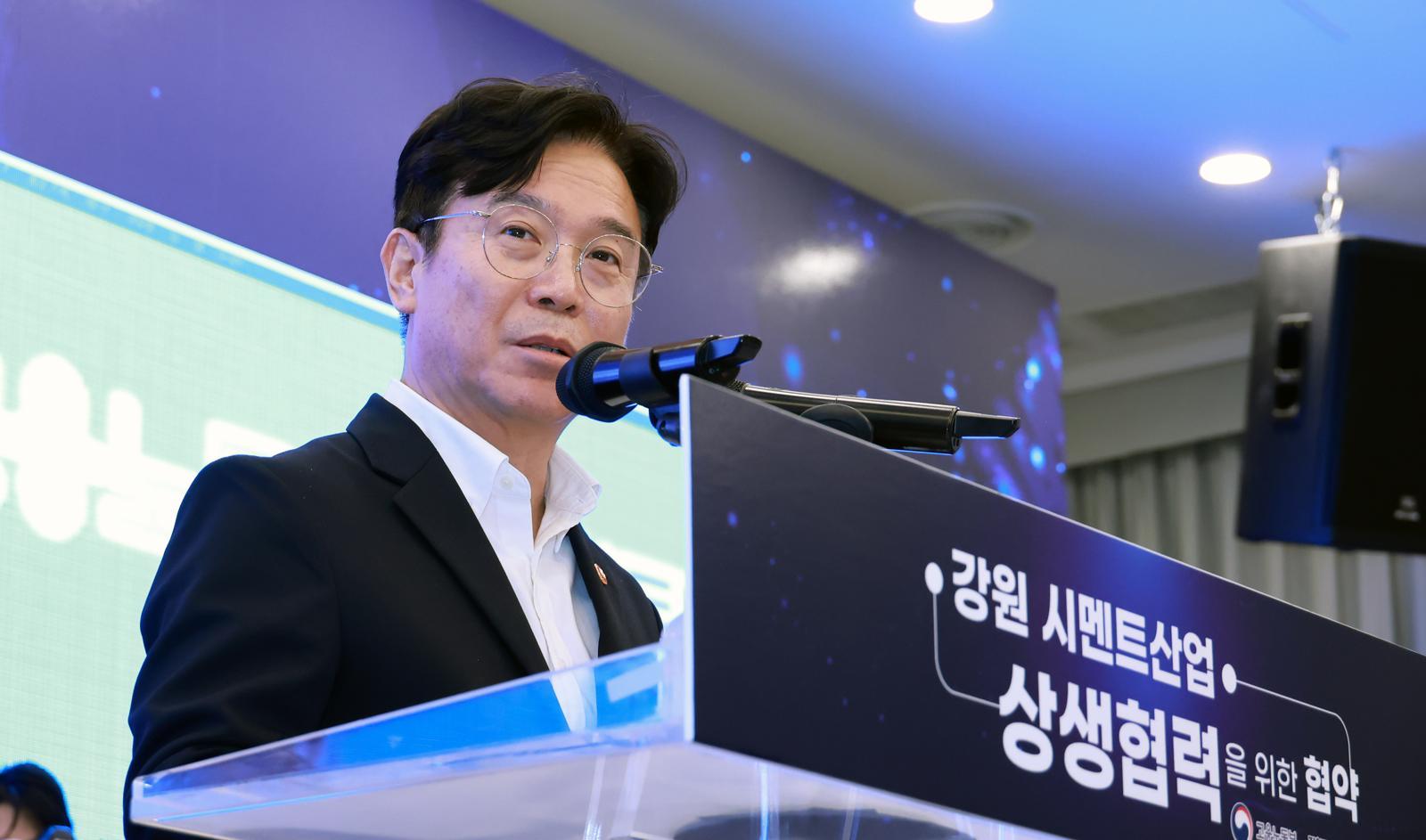 李 “장관님 덕에 목숨·가정 지킨 사람 많아”…김영훈 격려