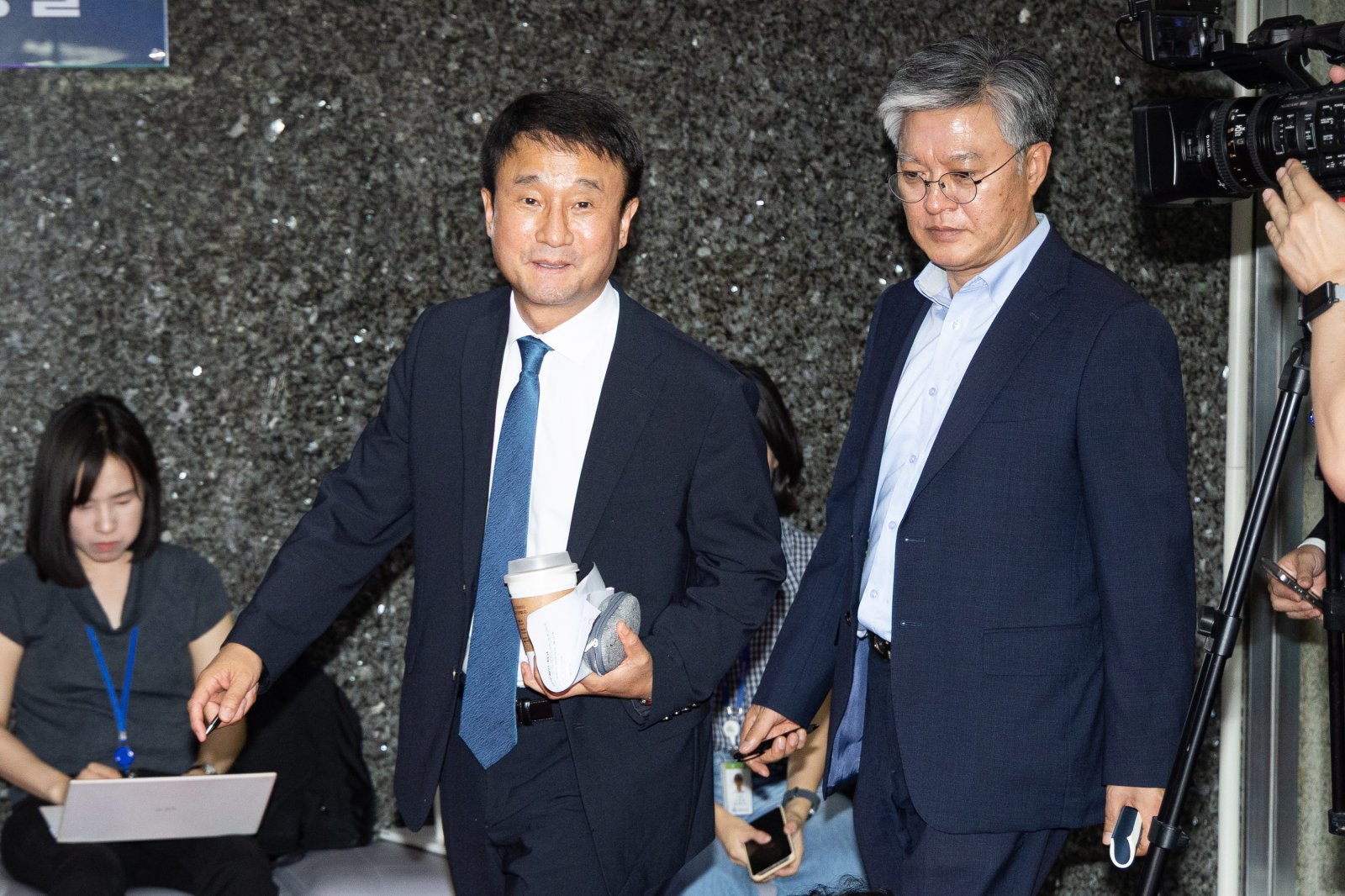 민주당, 검찰 직접수사·보완수사권 폐지 형소법 개정안 당론 추인