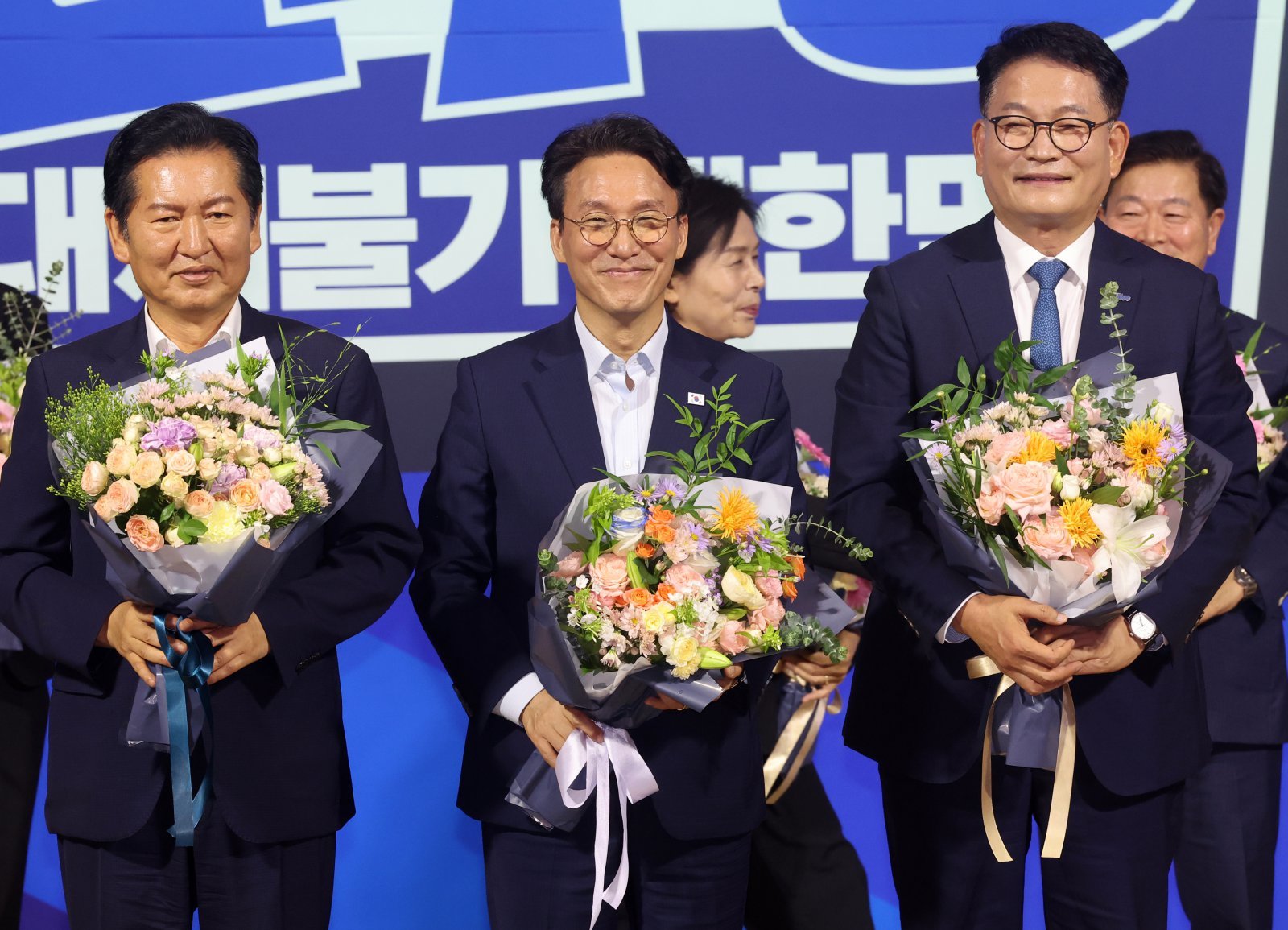 Democratic Party Leadership Candidates Begin Regional Campaigns