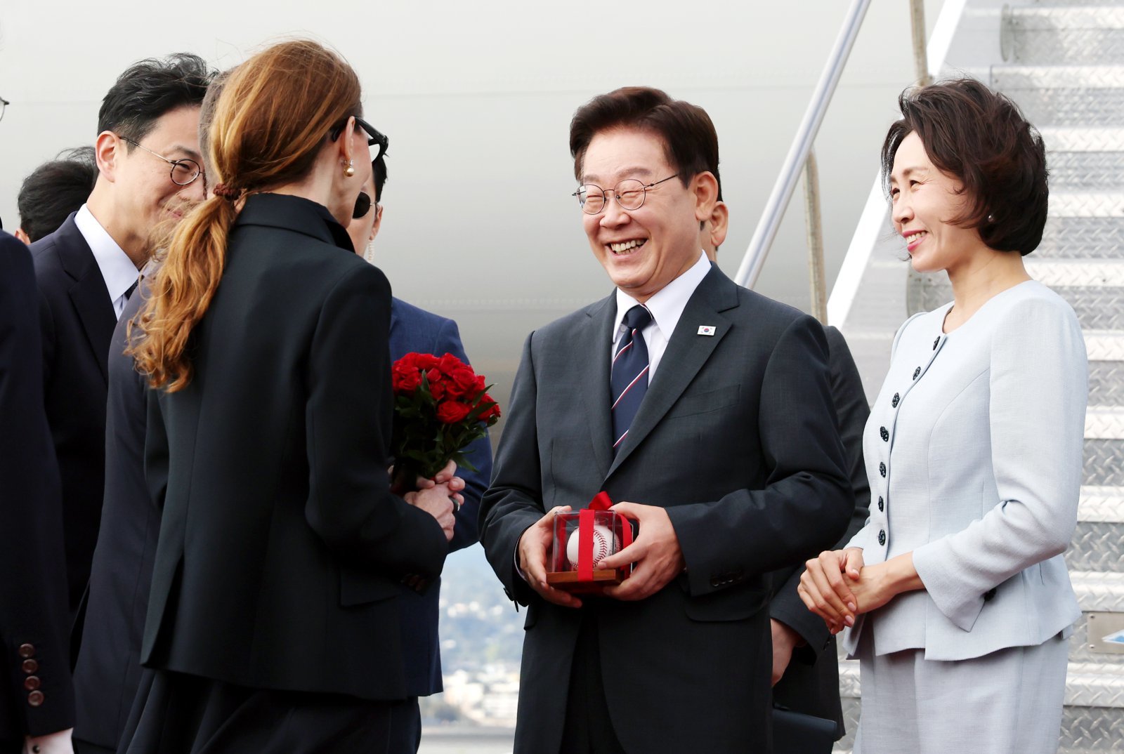 李 대통령, 美샌프란시스코 도착…환영식서 ‘이정후 사인볼’ 선물받아