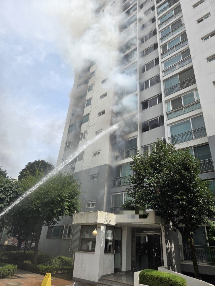 일산 아파트서 ‘펑!’ 하더니 불길…주민 1명 연기 흡입