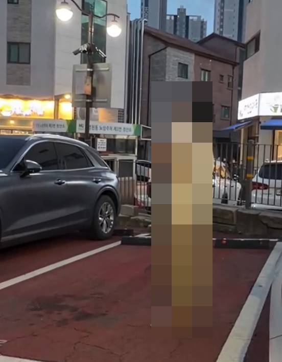 “차 금방 온다” 주차 자리 몸으로 선점한 중년 여성 ‘비판’