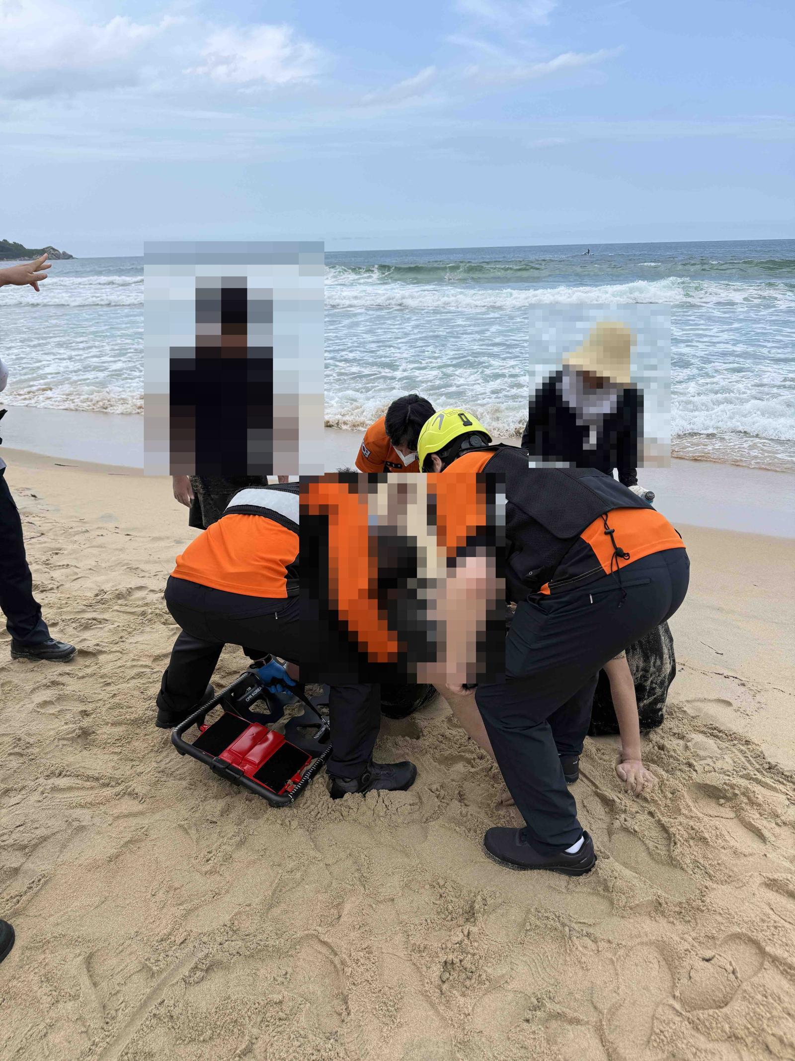 바다에 빠진 아이들 구하려다…50대 군인 2명 숨져