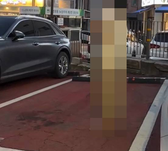 “차 금방 온다” 주차 자리 몸으로 선점한 중년 여성 ‘비판’