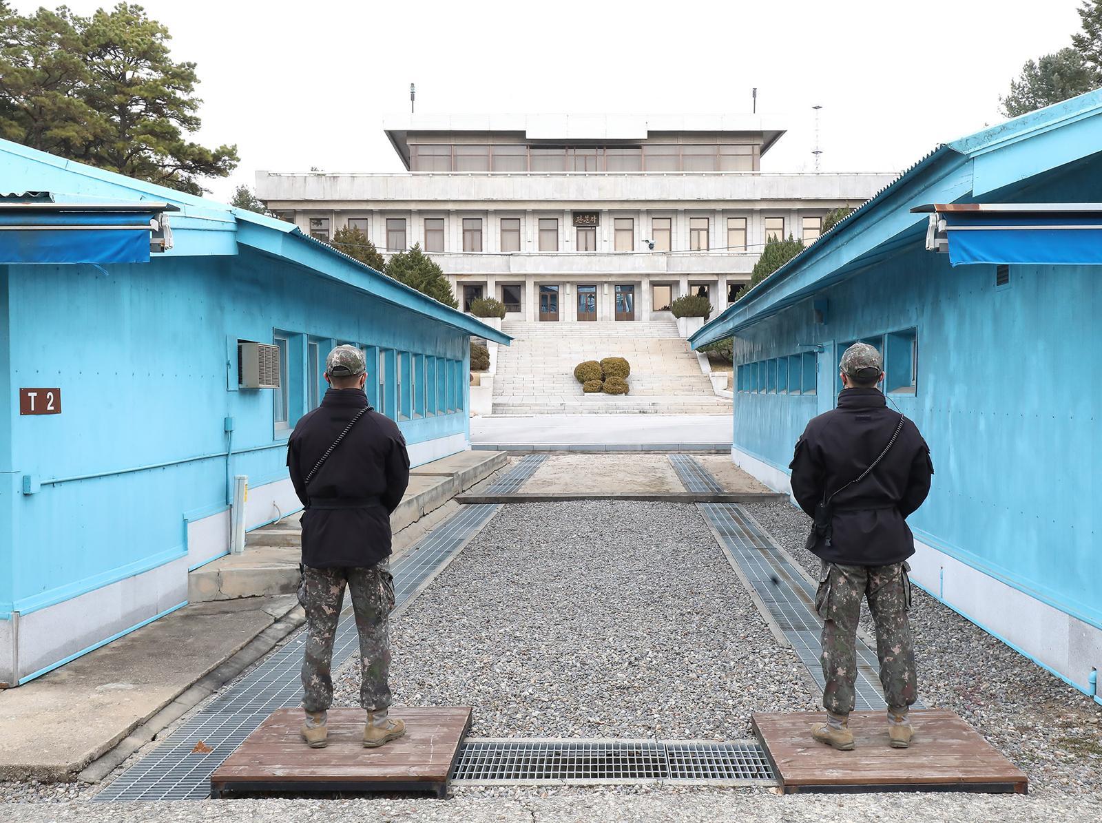 [단독]北, JSA 판문각 건물 전체에 가림막… 보수공사 노출 차단 목적인듯