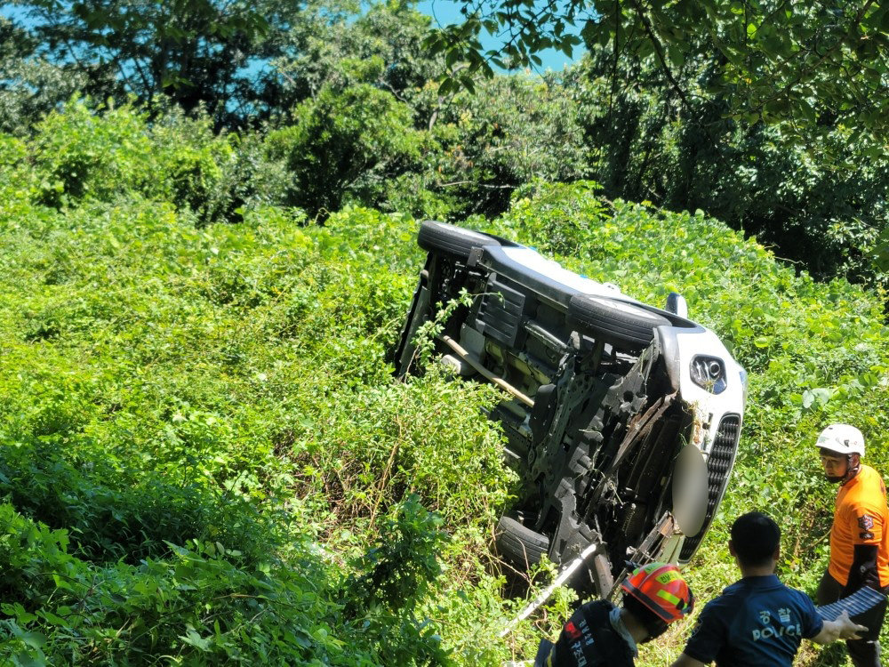 경북 영주서 SUV차량 계곡 추락…60대 여성 운전자 숨져