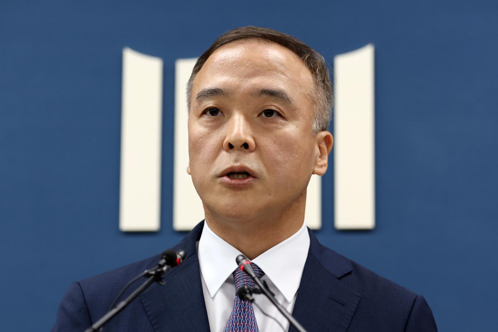 “압류된 밀수 와인 빼내주겠다” 3000만원 받은 세관 공무원 구속기소