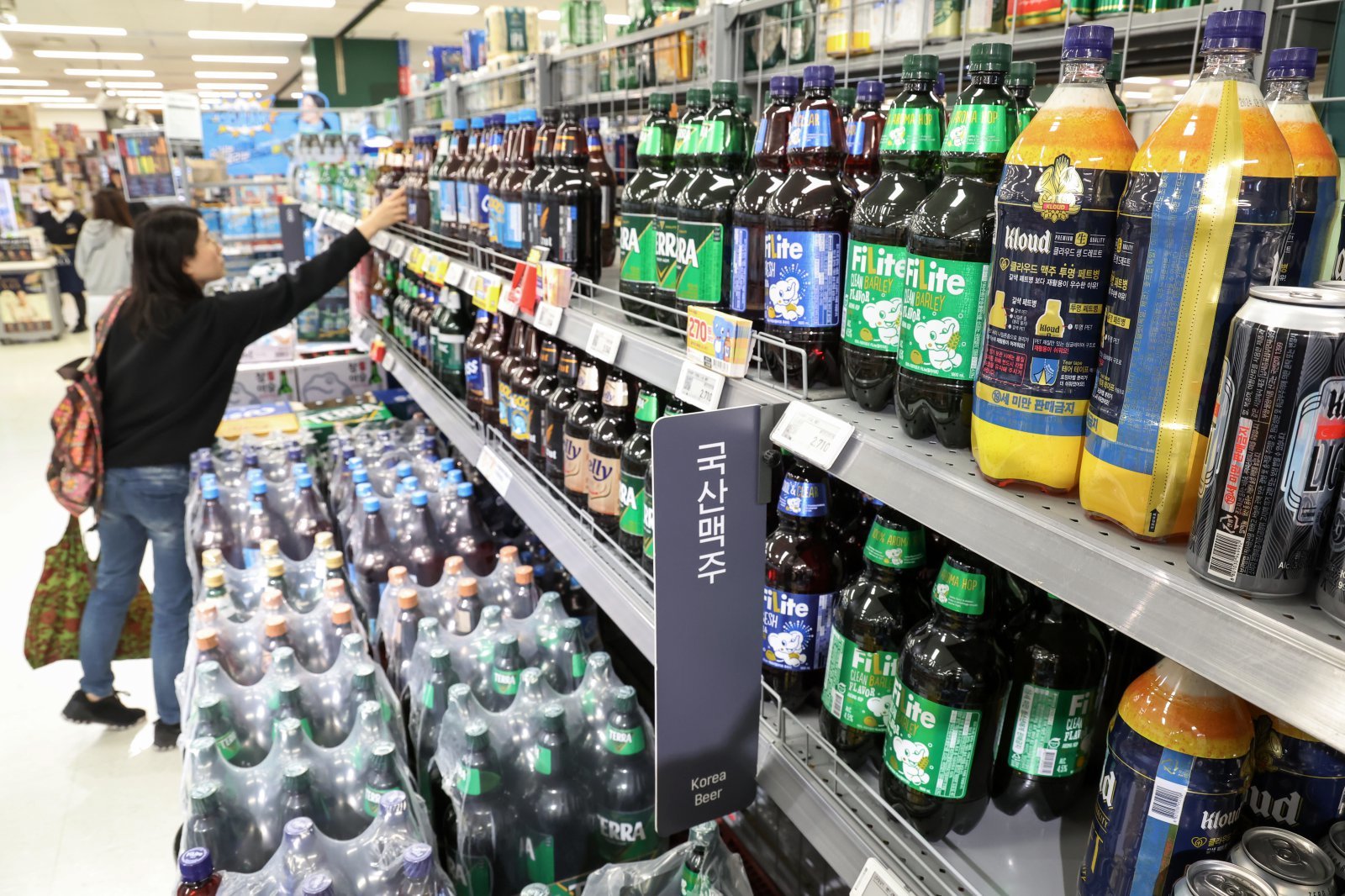 High-risk drinking among women 30+ increases in South Korea, while men's rates decline: health survey