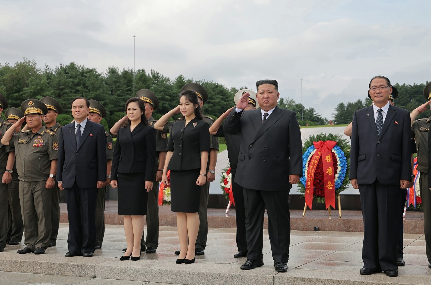 김정은-리설주 사이 ‘정중앙’ 차지한 딸 주애, 참전열사묘 참배