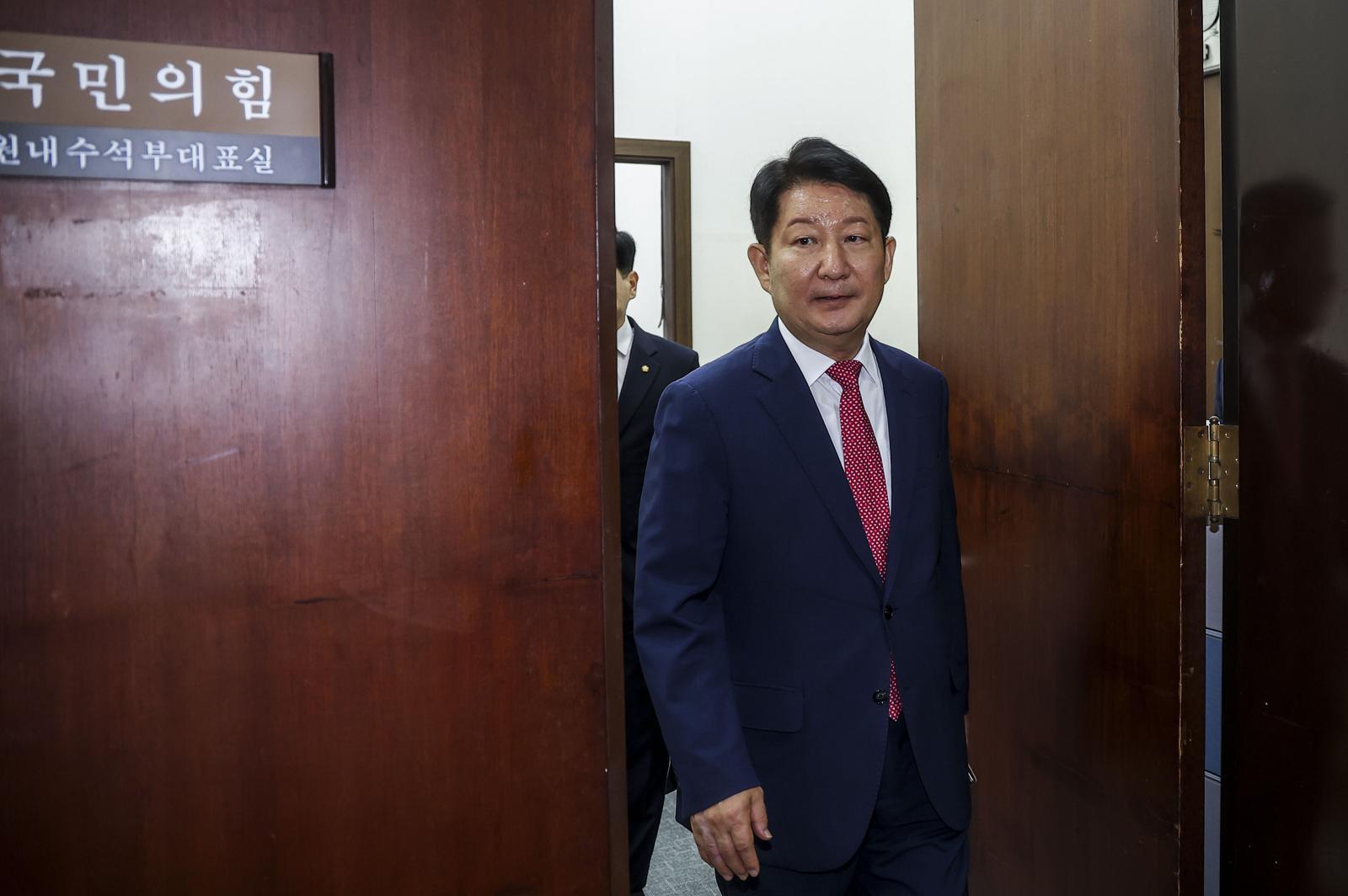 국힘, ‘원내대표 멱살’ 권영진에 “자진탈당 권유…불응시 징계 방침”