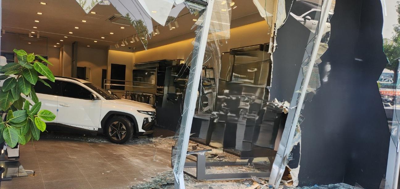 후진하다 매장 돌진한 SUV… 급발진 주장