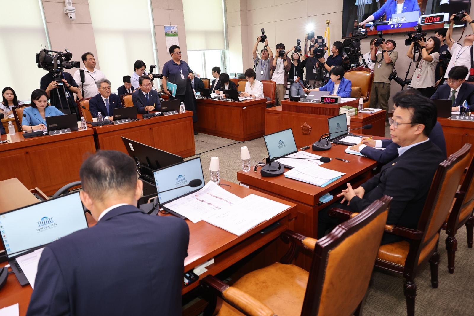 與, 피해자 보호조치 담은 형소법 법사위 상정