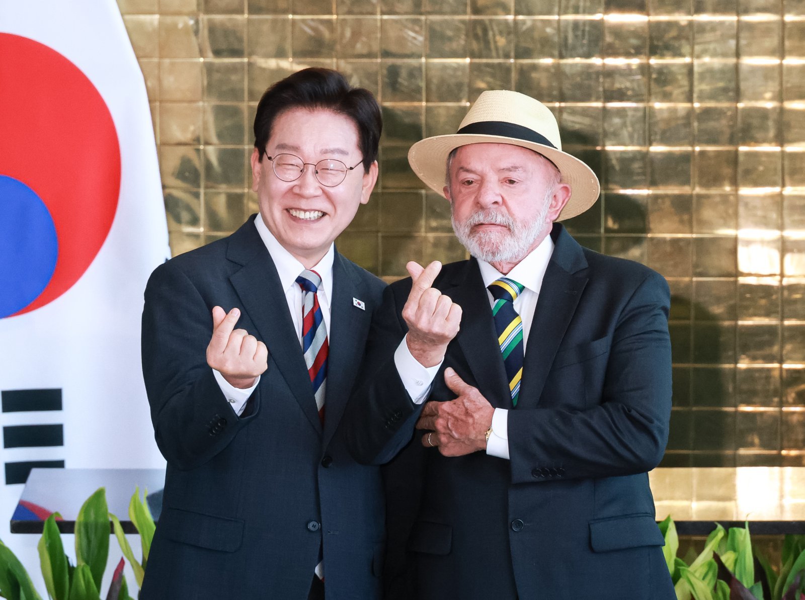 포옹·팔짱에 손하트…소년공 출신 한-브라질 정상 ‘브로맨스 케미’