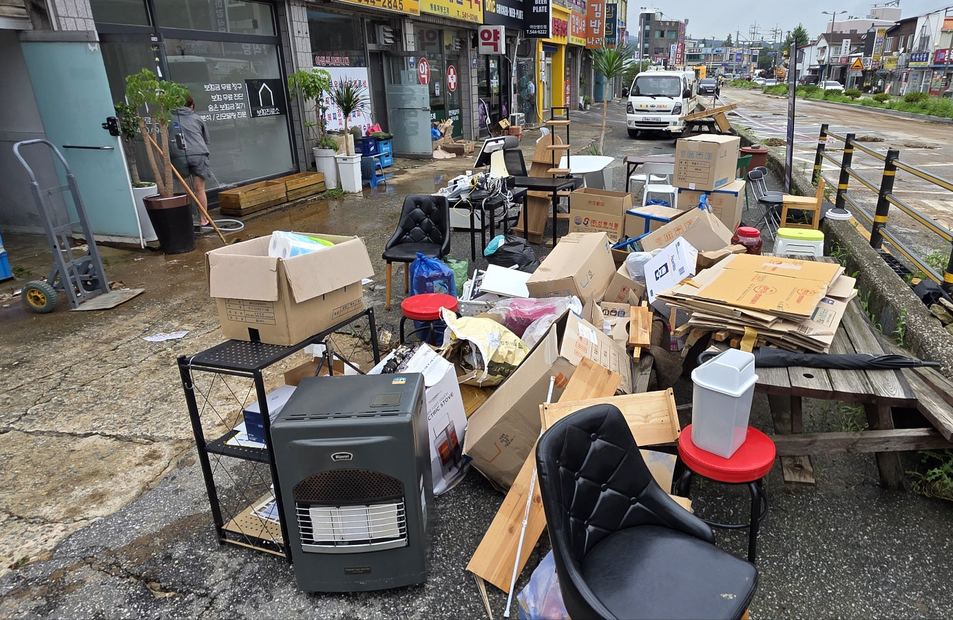 South Korea's Monsoon Season Shortened, Rainfall Polarized: Drought in South, Floods in North