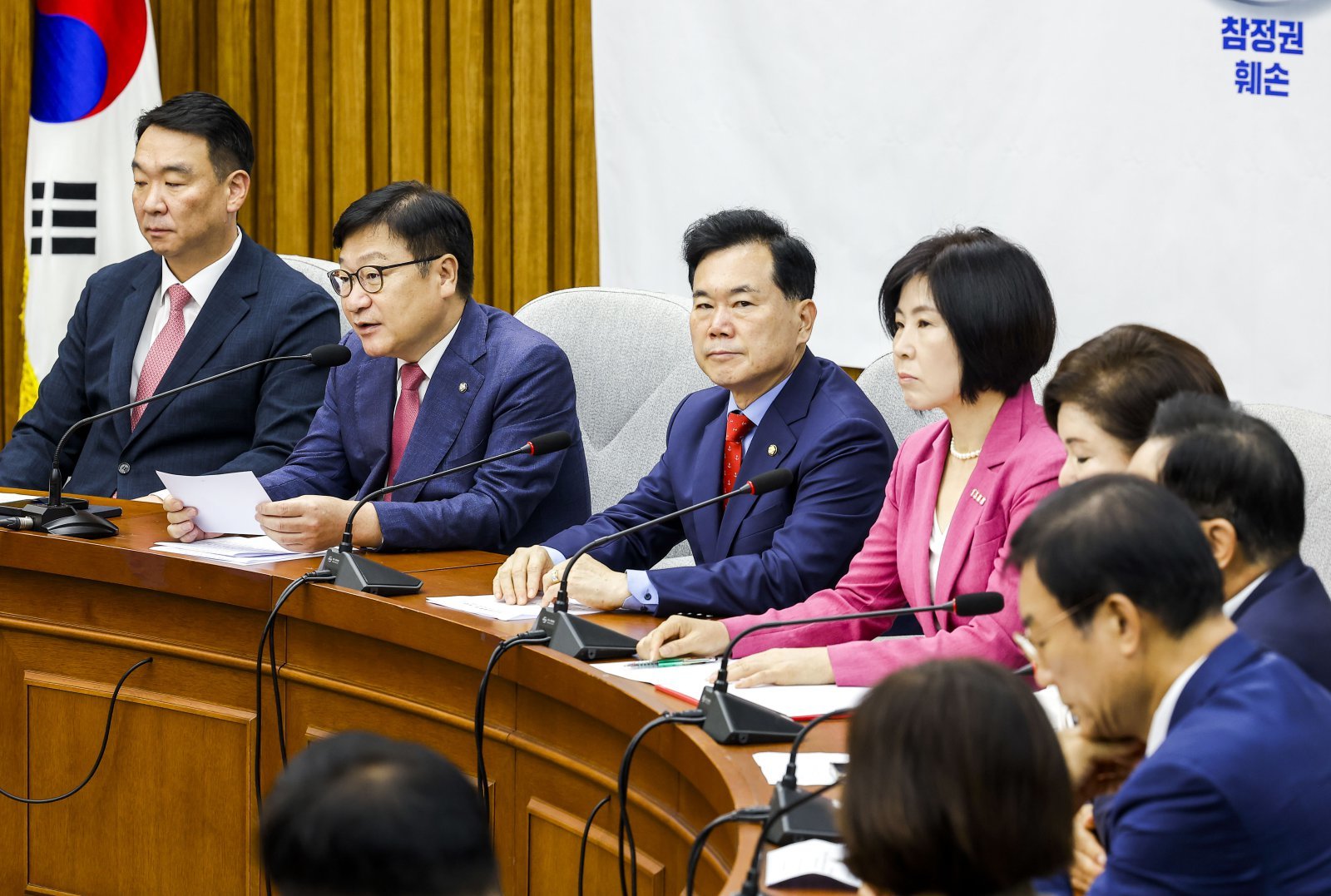 People Power Party lawmakers clash over disciplinary action for Kwon Young-se: 'Hold him accountable' vs. 'Give him a ch