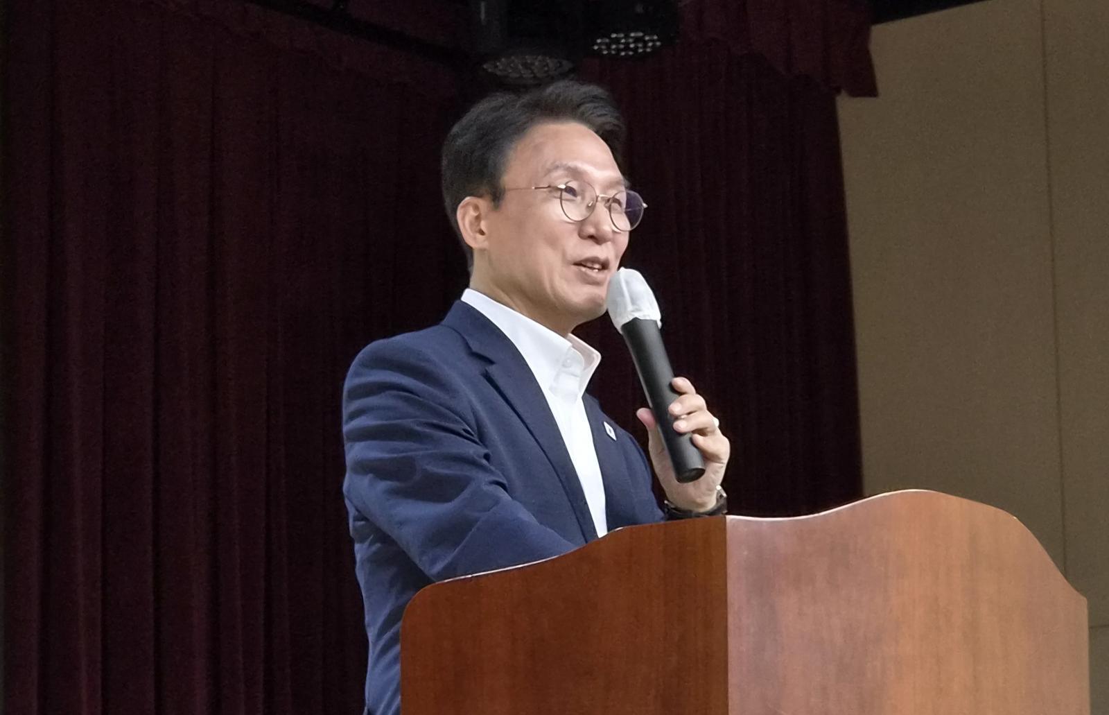 Democratic Party hopeful Kim Min-seok vows to defend president from 'unfair attacks'